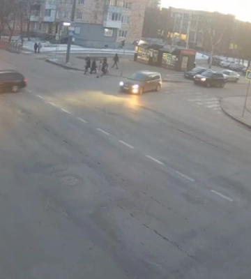 Ледве не збив людей: у мережі показали відео моторошної аварії у Луцьку (відео)