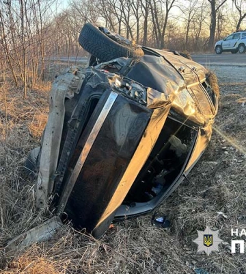 На Тернопільщині легковик перекинувся в кювет, водій потрапив до лікарні, - поліція