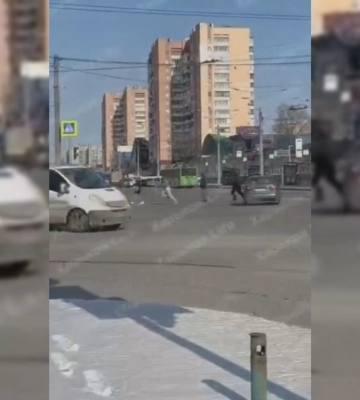 Столкнули на ходу: в Харькове люди в форме забрали в &quot;бус&quot; велосипедиста (видео)