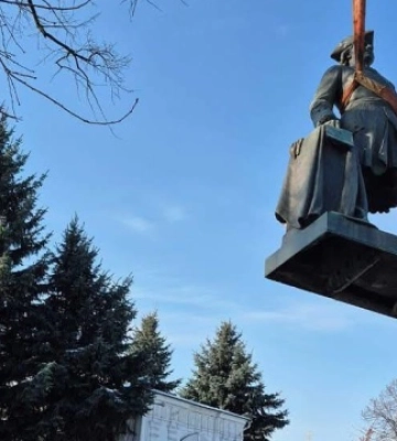 У Полтаві демонтували пам’ятник Петру І