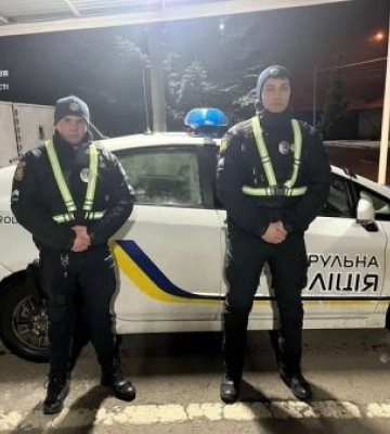 Перегони з часом: патрульні врятували двох людей на трасі Київ — Чоп