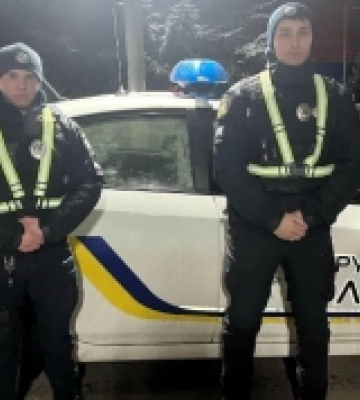 Патрульні Ужгорода допомогли подружжю вчасно дістатися лікарні