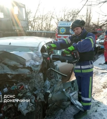 У Покровському районі внаслідок ДТП з вантажівкою чоловіка затиснуло у понівеченому автомобілі