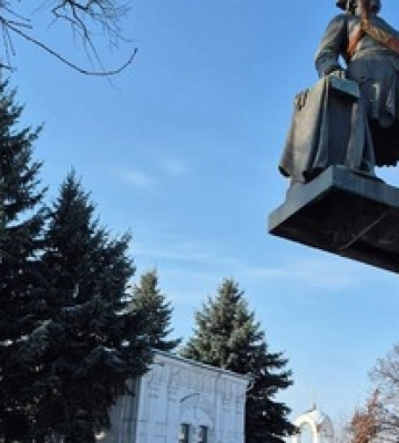 В Полтаве демонтировали памятник Петру I