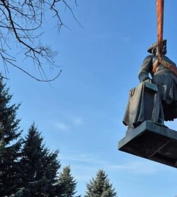 Пам’ятник Петру I демонтували у Полтаві: громада позбавляється російських імперських маркерів. ФОТОрепортаж