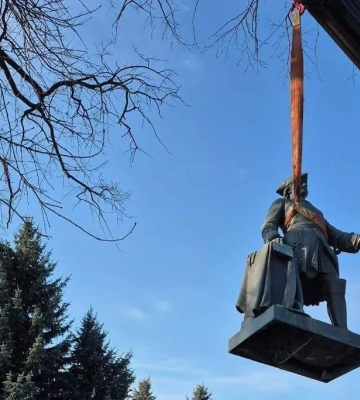 У Полтаві демонтували пам’ятник Петру І