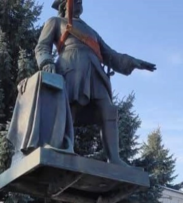 В Полтаве демонтировали памятник Петру I