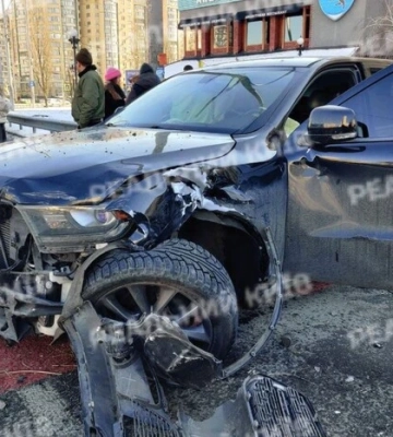 ДТП на столичній Оболоні: автівка перелетіла клумбу і вилетіла на пішохідний перехід (відео)