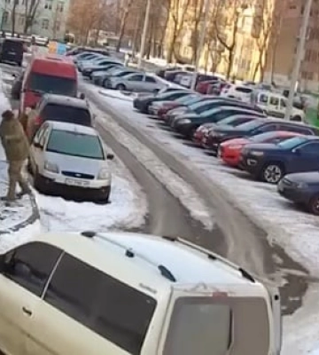 У Харкові чоловіки у військовій формі напали на велосипедиста. В поліції кажуть, що він дезертир