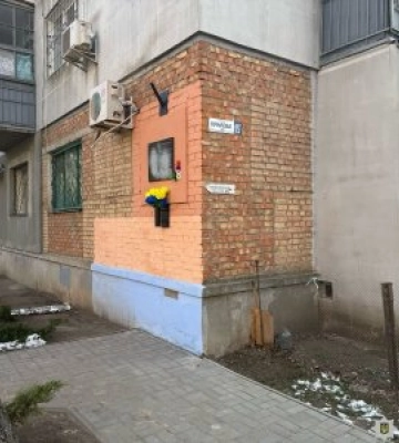 У Миколаєві розмалювали фарбою меморіальну дошку на честь загиблого бійця Євгенія Логінова