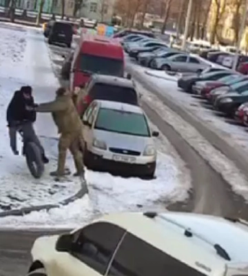 У Харкові чоловік у військовій формі штовхнув велосипедиста на тротуарі – відео