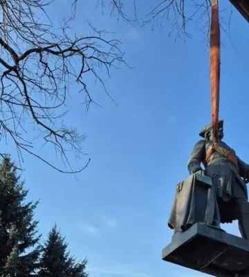 В Полтаве демонтировали памятник российскому императору Петру I