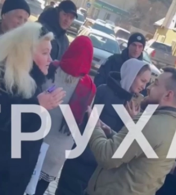 Сутичка у Рівному: кілька десятків рівнян заблокували військовий транспорт