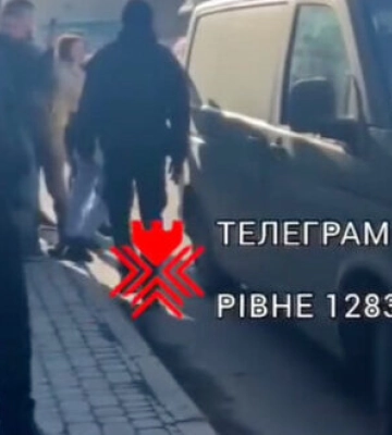 Сутичка у Рівному: кілька десятків рівнян заблокували військовий транспорт