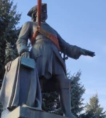 В Полтаве демонтировали памятник Петру I