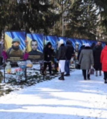 На Алеї Героїв у Миргородському районі встановили нові світлини загиблих військових