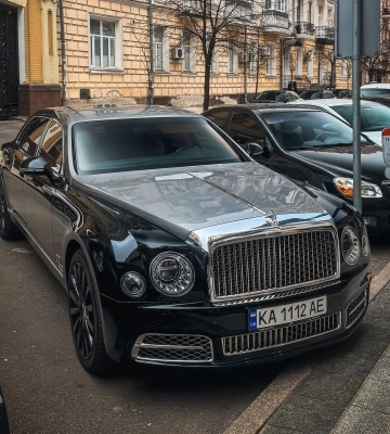 Их изготовили всего 100: в Киеве заметили эксклюзивный седан Bentley за $600 000 