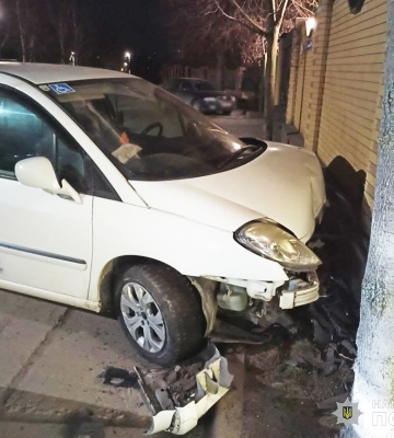 У Житомирі автомобіль «Citroen» врізався у паркан, двоє людей потрапили до лікарні