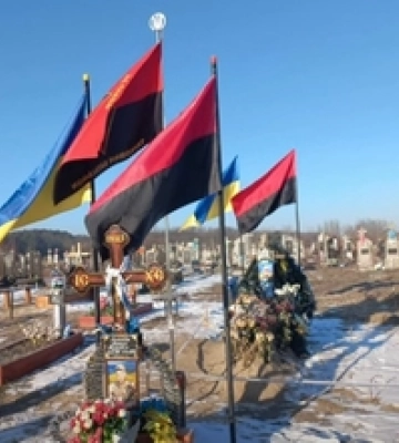На Волині – скандал на могилі військового: батьки ходили  «на поклон» до старости села через прапори (відео)
