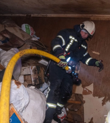 У Сумах сталася пожежа в захаращеній квартирі: вогонь гасили понад годину