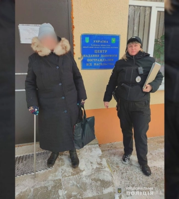 У Харкові поліція надала допомогу жінці, яку донька вигнала з квартири та не пускала додому
