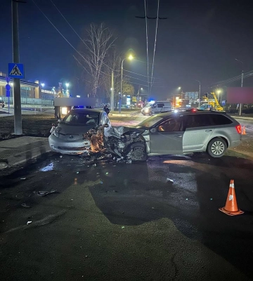 У Луцьку на Рівненській зіткнулися автівки, травмувалися двоє людей