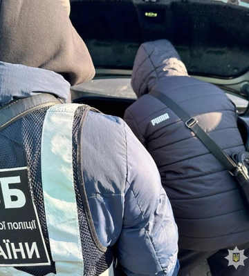 Водійське посвідчення за гроші - на Хмельниччині затримали «торговця впливом» на працівників сервісного центру