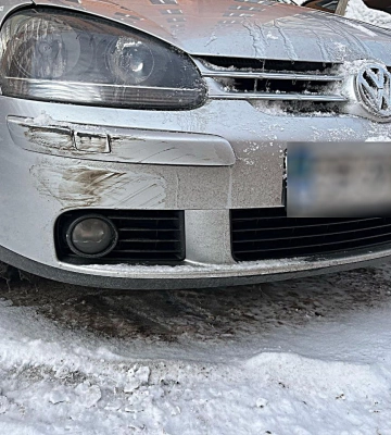 У Сумах патрульні розшукали водійку, яка врізалась у припарковане авто і поїхала далі