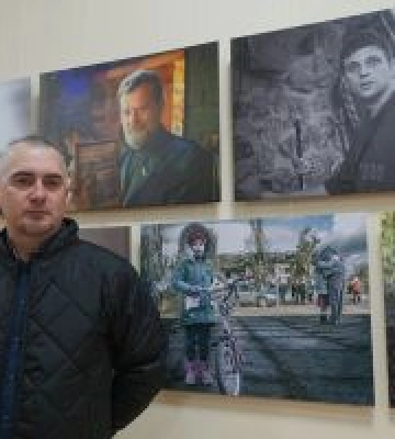 У Миколаєві відкрилася персональна фотовиставка Дмитра Скороходова «Очі війни»