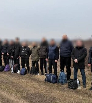 Біля кордону з Угорщиною затримано групу з 16 чоловіків призовного віку та 2 переправників. ФОТО