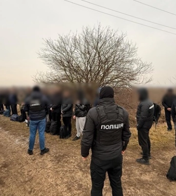 Біля кордону з Угорщиною затримано групу з 16 чоловіків призовного віку та 2 переправників. ФОТО
