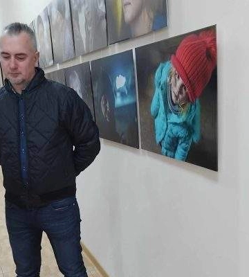 У Миколаєві відкрилася персональна фотовиставка Дмитра Скороходова «Очі війни»