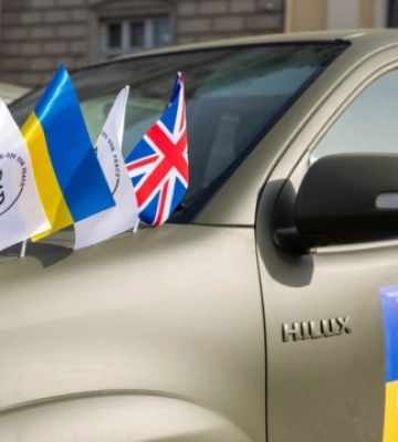 Британські волонтери привезли до Львова 35 позашляховиків для ЗСУ