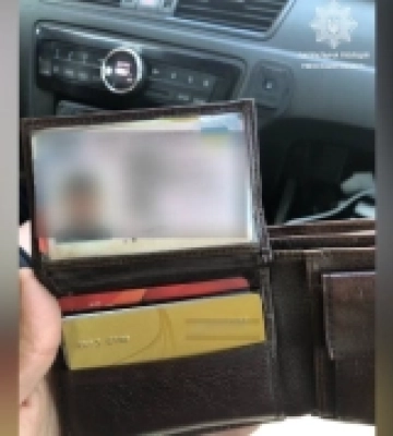 Рівнянка в траві знайшла загублений гаманець