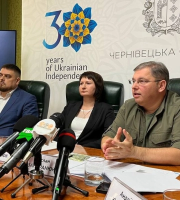 "Он мне не ровня": чиновница Черновицкой ОГА отказалась сидеть возле военного ветерана