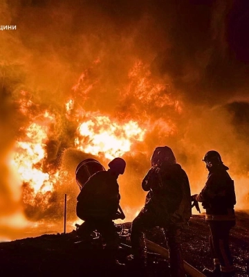 На Київщині через атаку дронів виникла масштабна пожежа 
