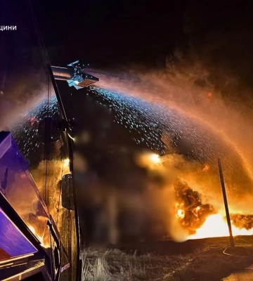 На Київщині через атаку дронів виникла масштабна пожежа