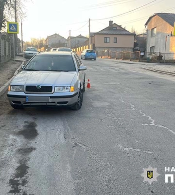 На Тернопільщині автомобіль Skoda Octavia збив жінку, водій одразу ж викликав поліцію