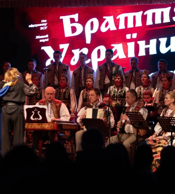 «Браття Українці»: Заслужений академічний Закарпатський народний хор дав великий патріотичний концерт в Ужгороді