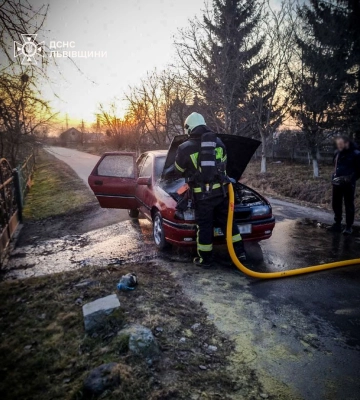 На Львівщині на ходу спалахнуло авто