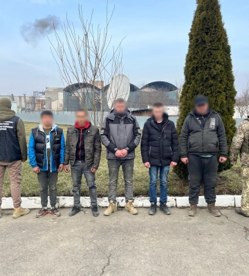 Двоє неповнолітніх супроводжували в Угорщину трьох військовозобов’язаних чоловіків