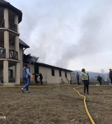 На Тячівщині рятувальники та місцеві жителі разом гасили пожежу