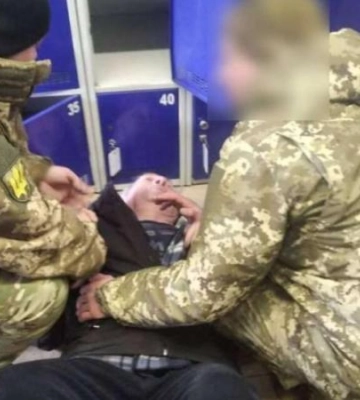 Військові у Дніпрі допомогли пенсіонеру, якому стало зле у супермаркеті