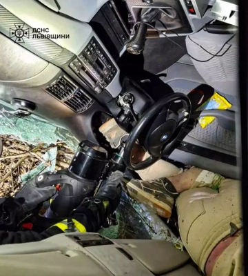 На Самбірщині автомобіль «BMW X3» з’їхав у кювет: 20-річного водія вивільняли рятувальники
