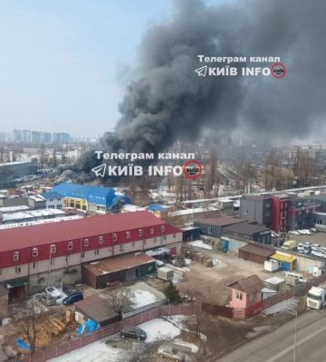 У Києві спалахнула пожежа в автосалоні на лівому березі Дніпра