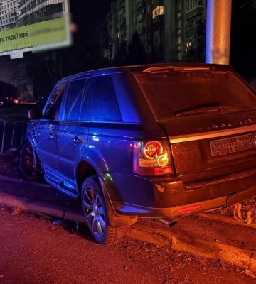 На кільці Кульпарківська-Володимира Великого нетверезий водій влетів в огорожу