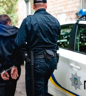 У Луцьку біля «Гроно маркету» патрульні затримали чоловіка та завезли в ТЦК (відео)