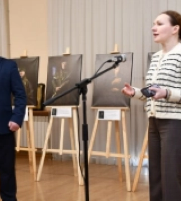 На Кіровоградщині меценат придбав для музею виставку картин. ФОТО