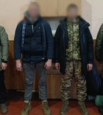 Придбали електронні карти за $2000: затримано трьох чоловіків під час відпочинку у лісі, які намагались незаконно потрапити до&amp;hellip;