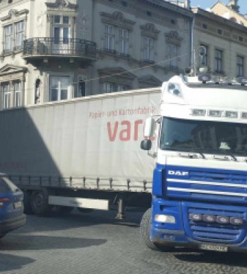 У центрі Львова простоює залишений автомобіль